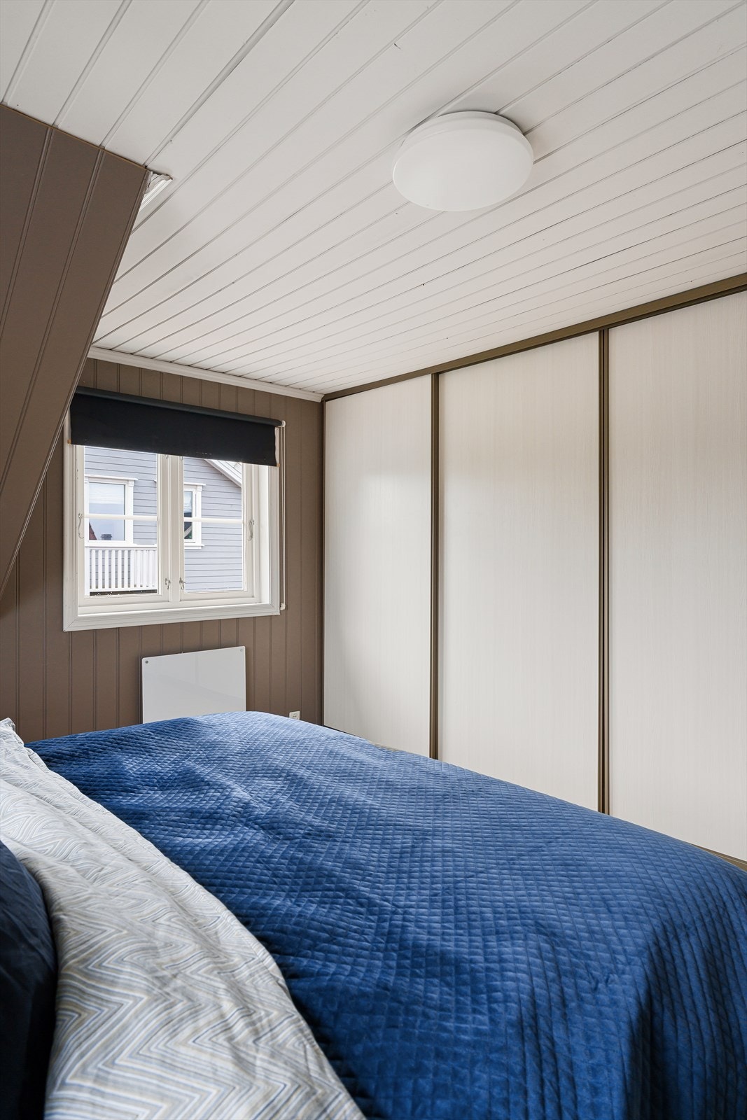 Hovedsoverommet har skyvedørsgarderobe, rolige farger og god plass til dobbeltseng og nattbord Galleribilde