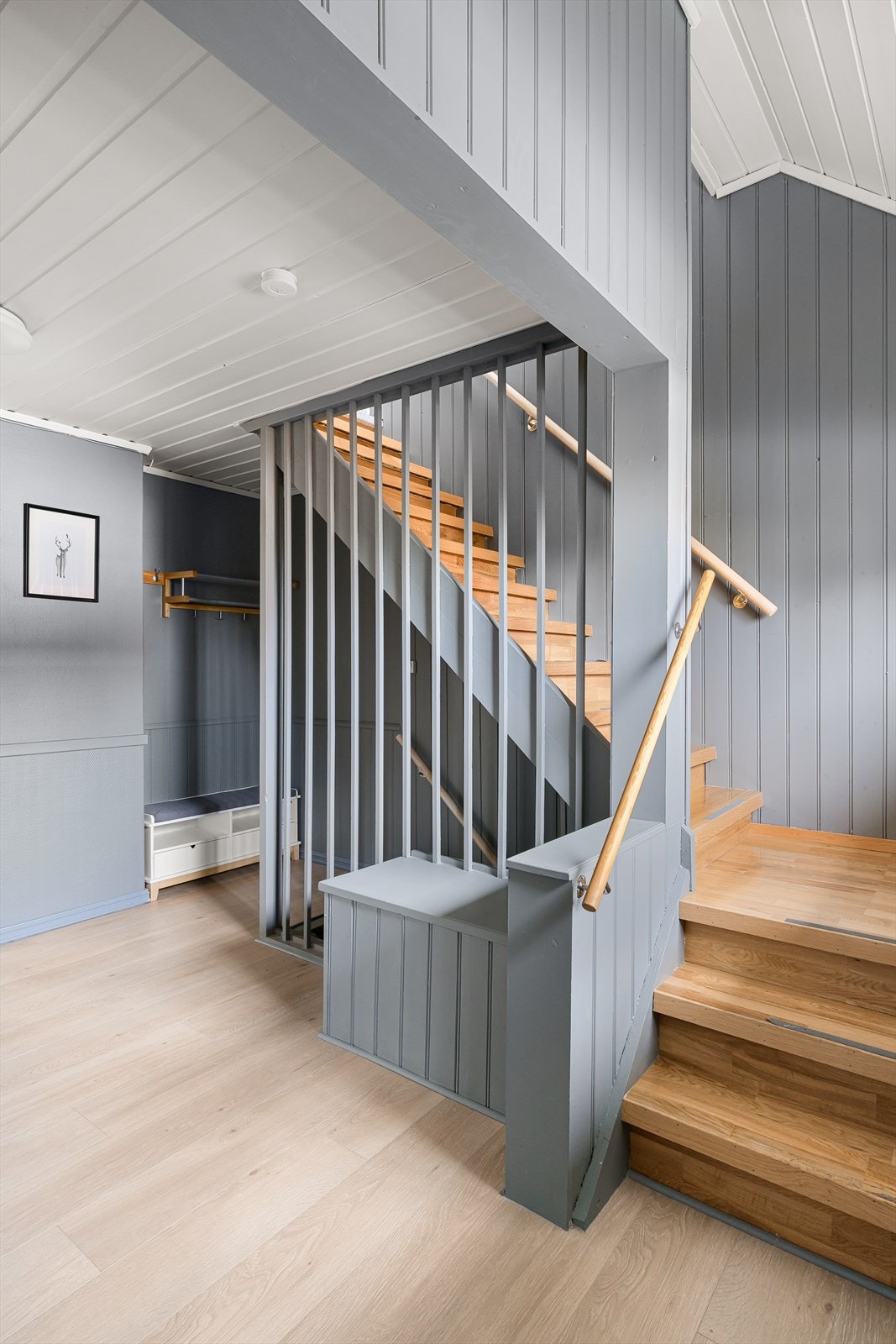 Entréen gir et flott førsteinntrykk, med innebygd garderobe og praktisk sittebenk - perfekt for hverdagens behov. Galleribilde