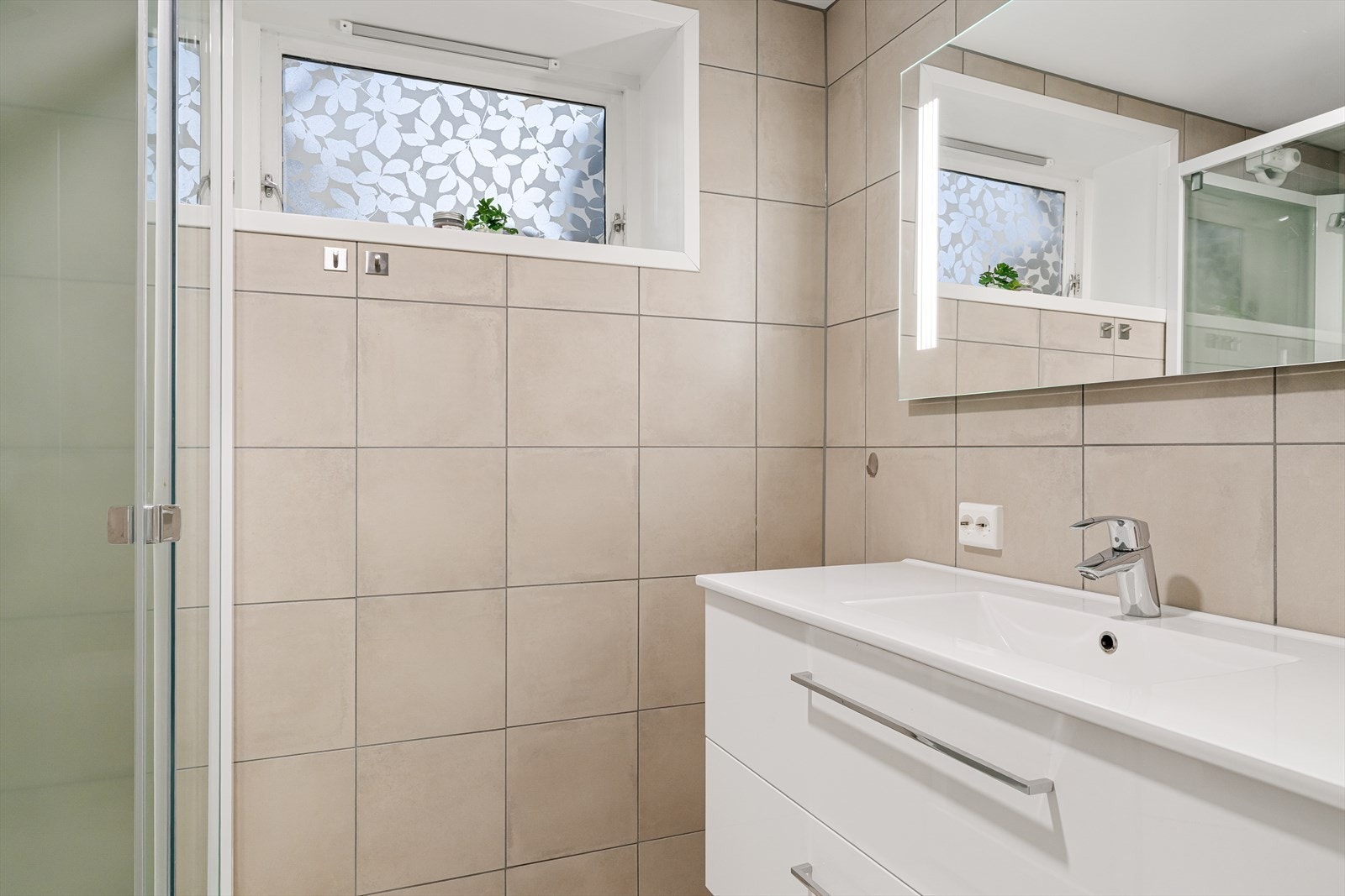 Kjellerbadet ble totalrenovert i 2024 og fremstår moderne med alt man trenger i en hektisk hverdag. Galleribilde