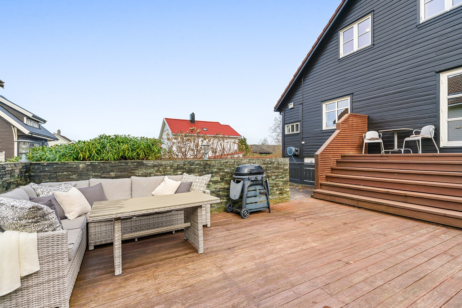 Boligen byr på fine uteområder med god plass til både sofa, sittegrupper og grill - perfekt for hyggelige stunder ute. Galleribilde