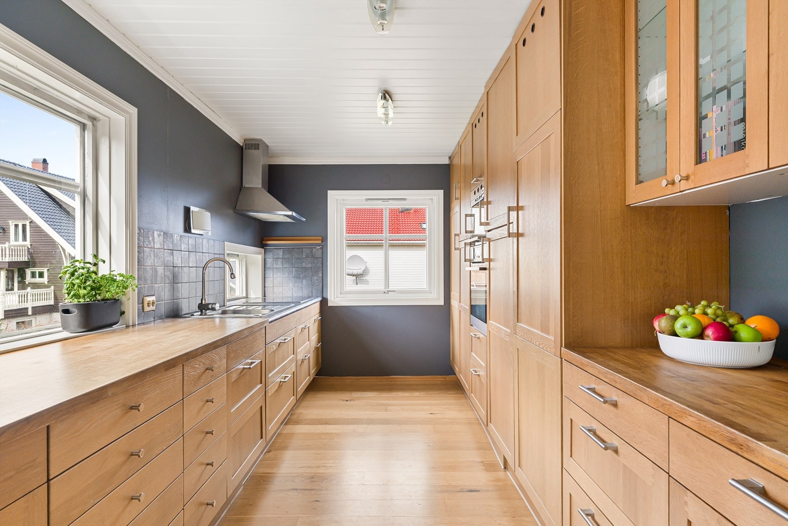 Kjøkkenet, oppgradert i 2011, kombinerer tidløst design med høy funksjonalitet. Galleribilde