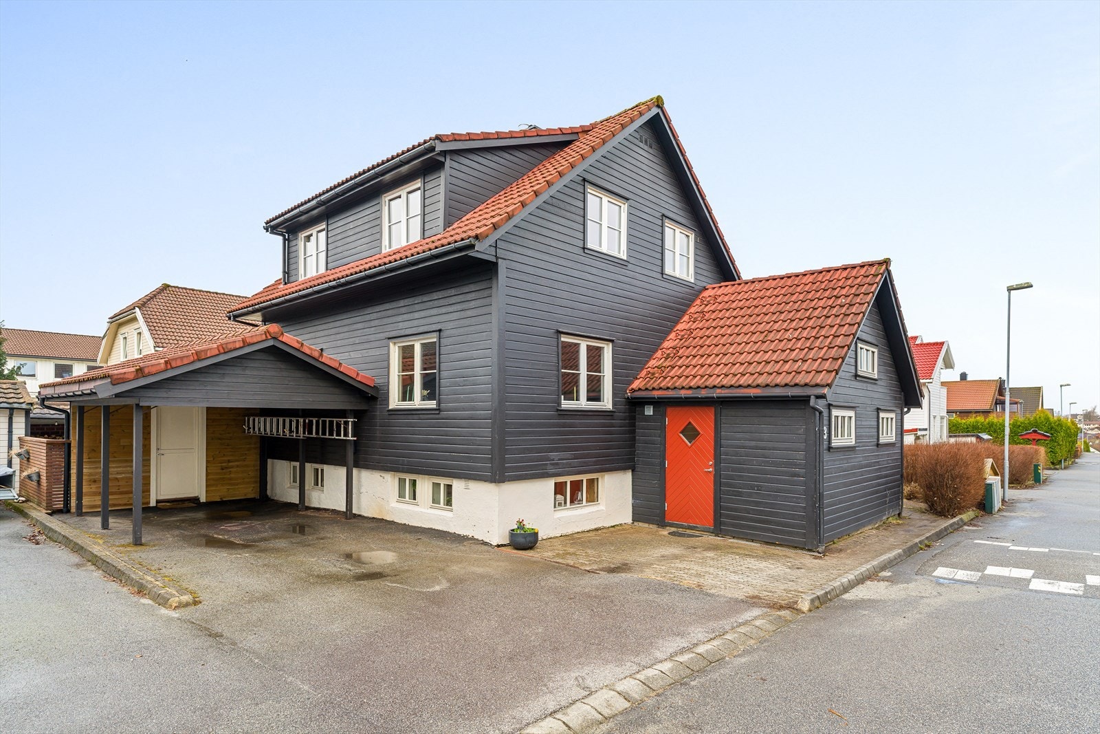 Carport med elbillader. Galleribilde
