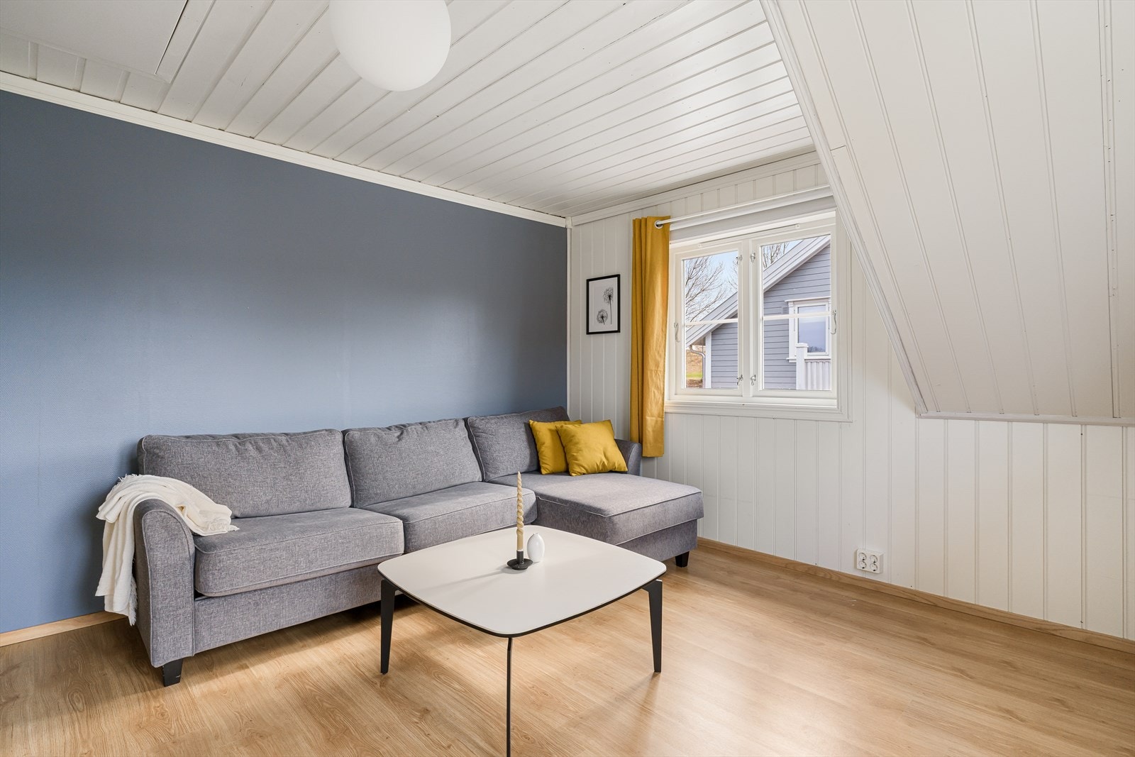 Vinduene på rommet slipper inn rikelig med naturlig dagslys. Galleribilde
