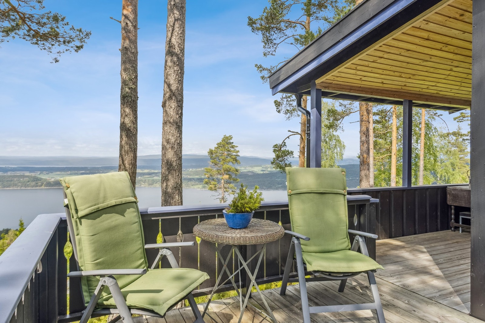 Her kan du observere store deler av Steinsfjorden fra terrassen Galleribilde