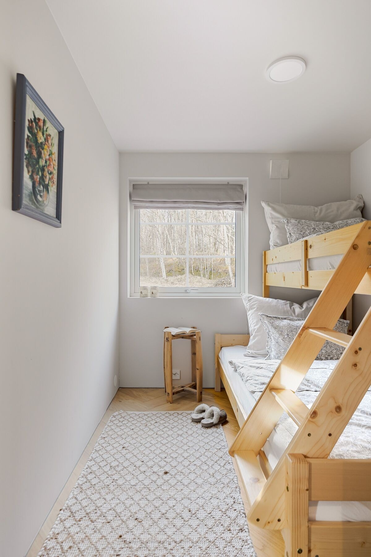 Det andre soverommet er lyst og trivelig, på 6 m². Rommet egner seg godt som gjesterom, barnerom eller et stille arbeidsrom. Galleribilde