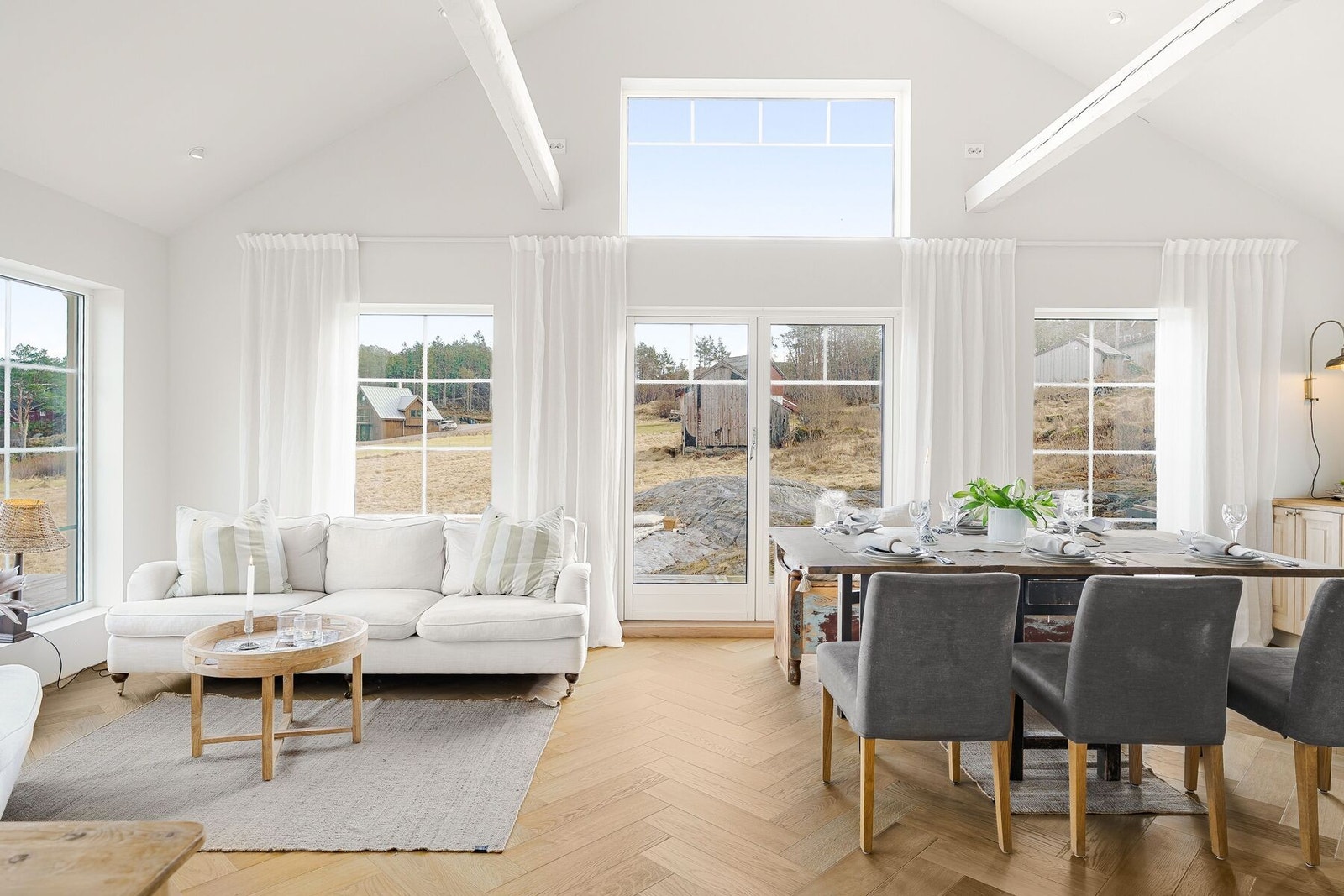 Fra stuen er det direkte utgang gjennom dobbeltdører til den romslige terrassen på 100 m² - et sted hvor man kan nyte lange sommerdager med sol fra tidlig morgen. Galleribilde