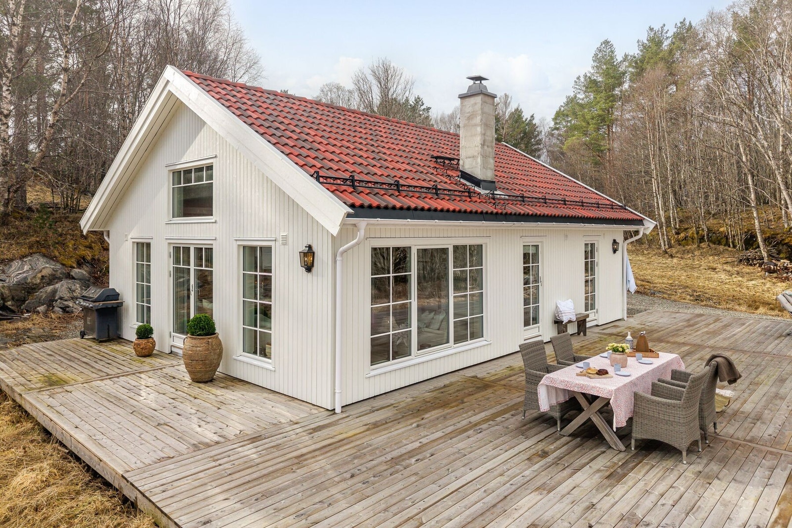 Den romslige terrassen strekker seg rundt store deler av hytten og gir gode muligheter for både avslapning og sosiale sammenkomster gjennom dagen. Galleribilde