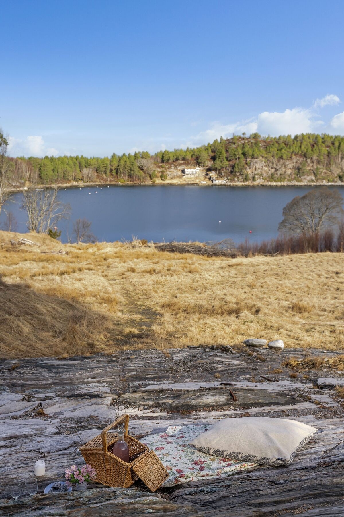 Piknik ved steinberget gir gode muligheter for å nyte utsikten og solen dagen lang. Galleribilde