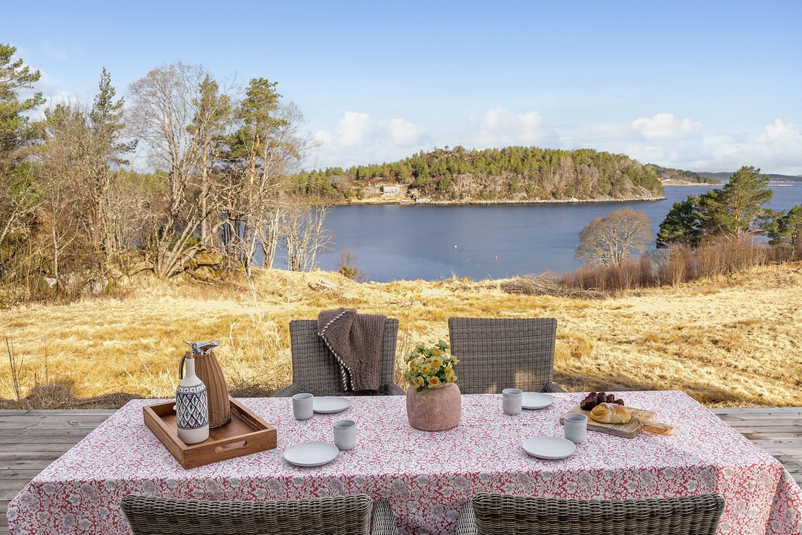 Med egen strandlinje og umiddelbar nærhet til både fjord og fjell ligger alt til rette for et variert friluftsliv - enten det er rolige dager ved vannet eller turer i det vakre og varierte landskapet på Aure. Galleribilde