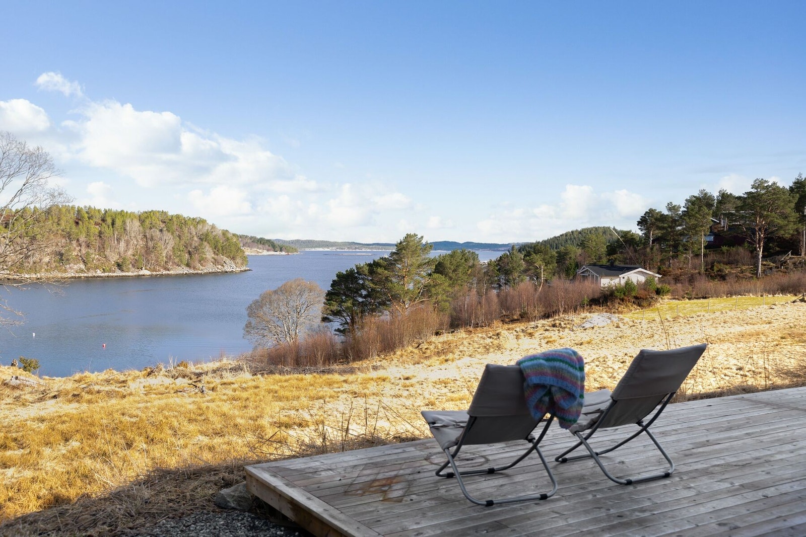 Eiendommen har en attraktiv beliggenhet med utsikt mot Marøysundet, Edøyfjorden og videre mot Smøla. Galleribilde