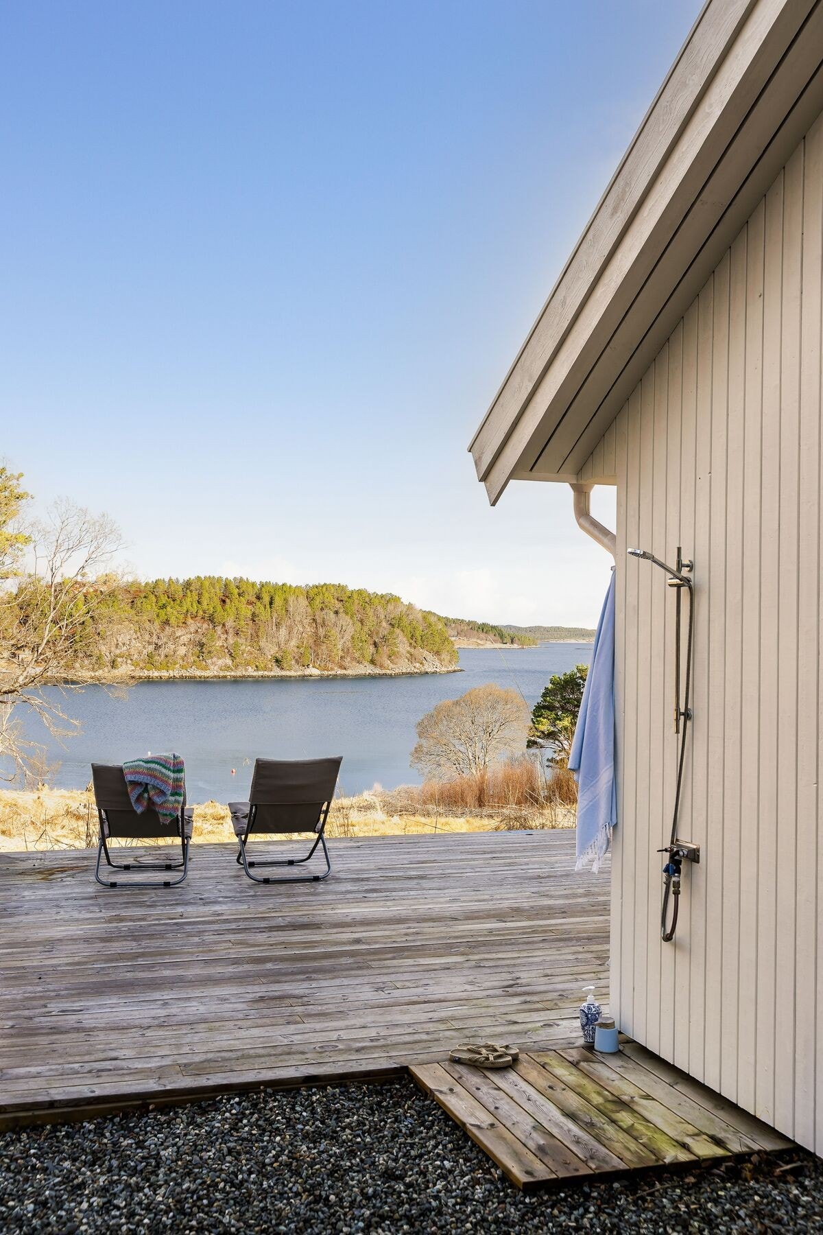 Etter lange dager i nordmørsk natur er det praktisk med en utedusj! Galleribilde