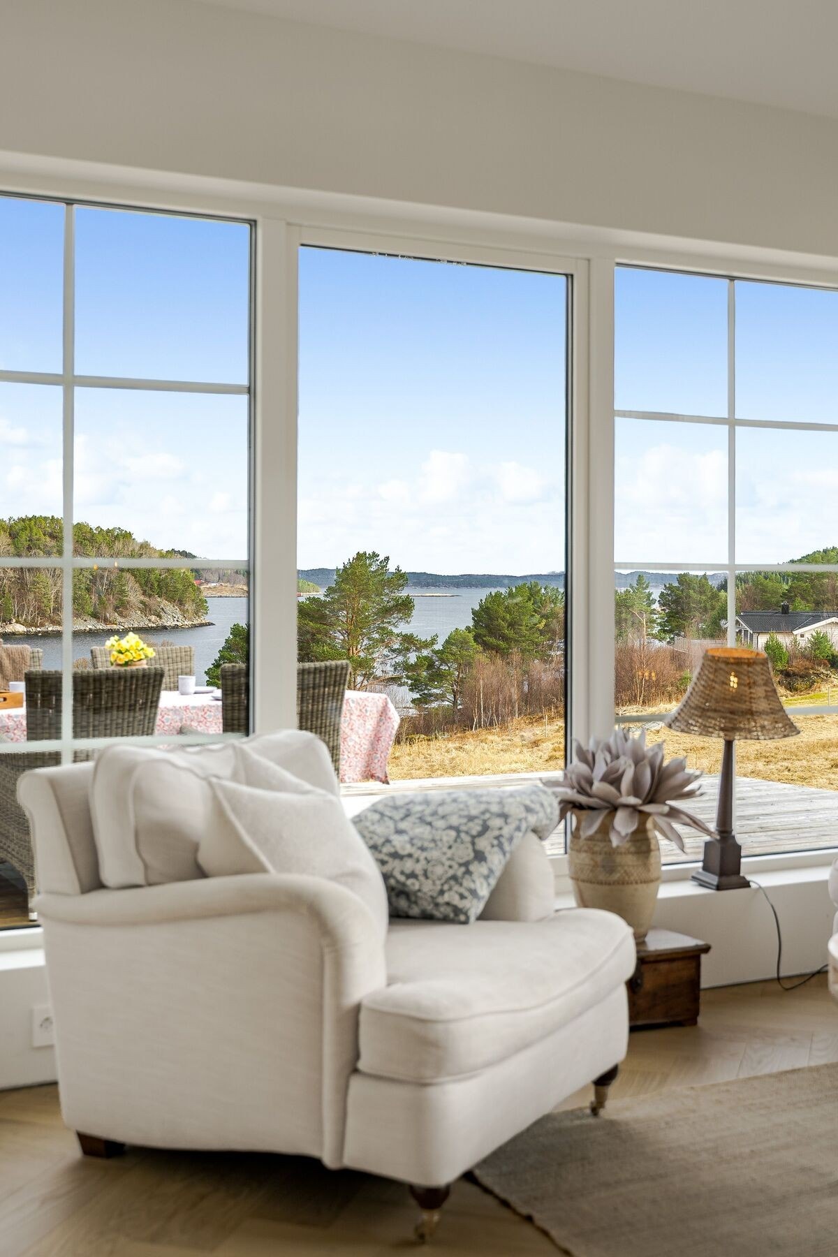 De store vindusflatene slipper inn rikelig med dagslys og skaper en nærhet til omgivelsene. Utsikten over fjorden blir en naturlig del av rommet. Galleribilde