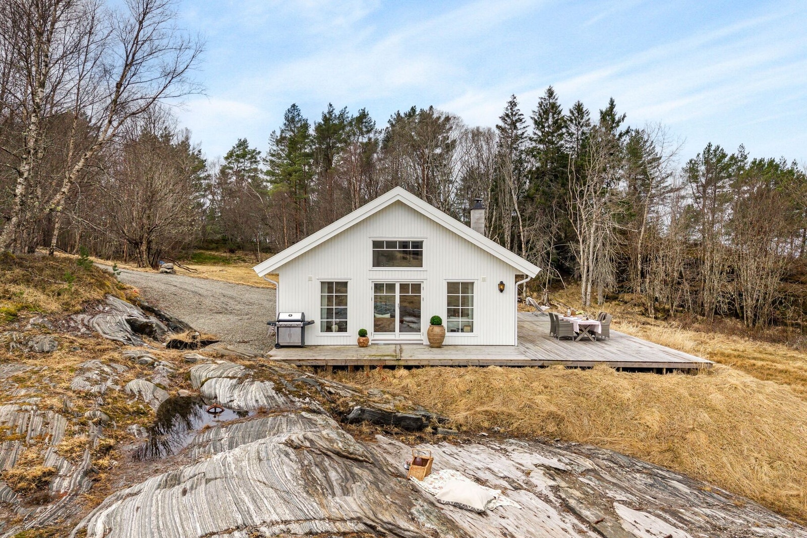 Eiendommen byr på et innholdsrikt uteområde med stor tomt og flere soner for opphold. Galleribilde