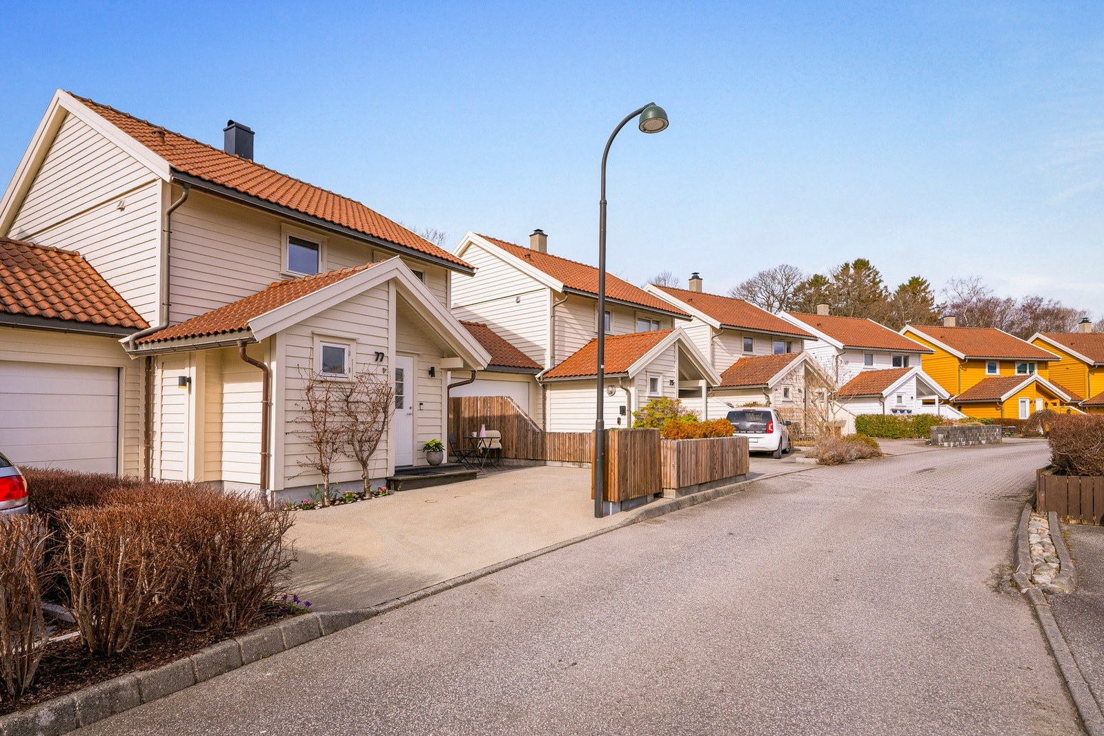 Nabolaget beskrives som særdeles godt, med sosiale samlinger og et trygt, inkluderende miljø. For barnefamilier er det ekstra positivt at det bor mange barn i området. Galleribilde