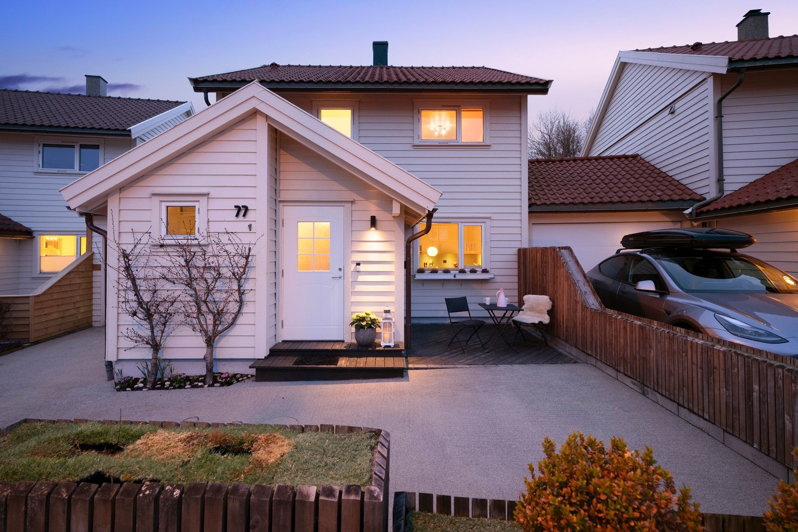 På fremsiden av boligen er det etablert terrassebord og opparbeidet innkjørsel i betong Galleribilde