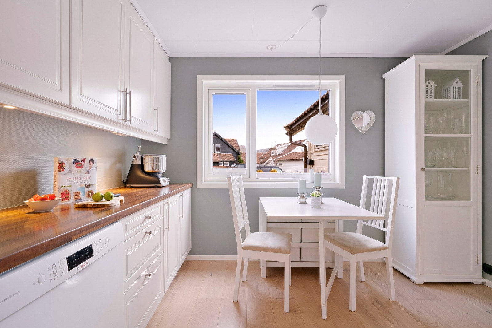 Her ble det også lagt nytt gulv i 2021, og vindu er skiftet i 2026. Galleribilde