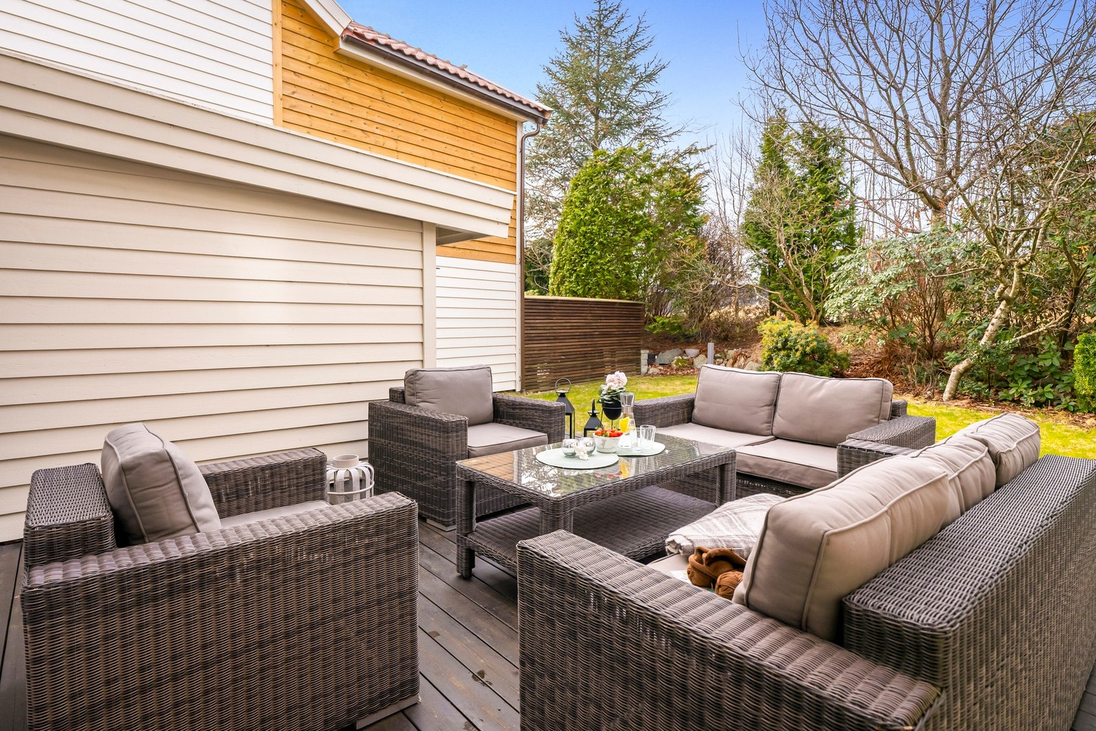 Eiendommen har en trivelig og pent opparbeidet tomt med gode uteoppholdsarealer både foran og bak boligen Galleribilde