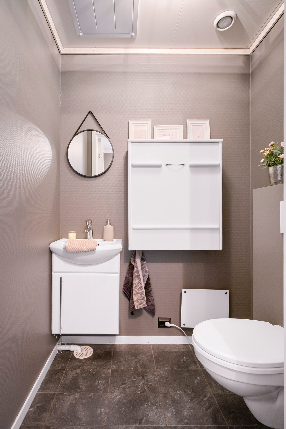 I første etasje finnes et separat toalettrom som er praktisk plassert i tilknytning til entré og oppholdsrom. Galleribilde