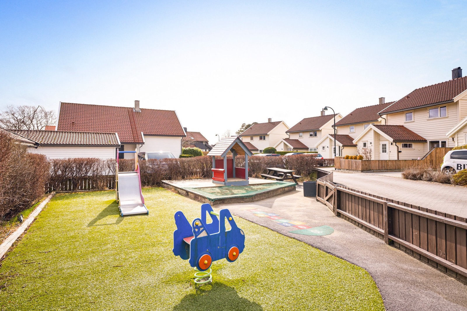 Rett over gaten fra boligen finner du gjesteparkering, og ved siden av denne ligger en inngjerdet lekeplass - et naturlig samlingspunkt for både store og små. Galleribilde