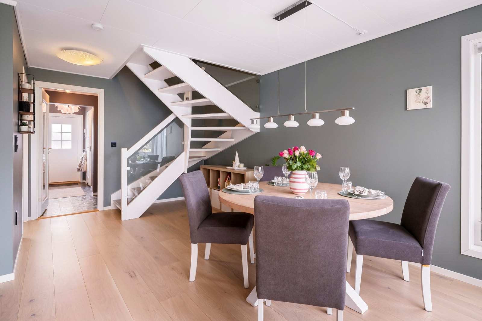 Mellom kjøkken og stue er det naturlig avsatt plass til en hyggelig spiseplass som binder rommene sammen på en fin måte. Galleribilde