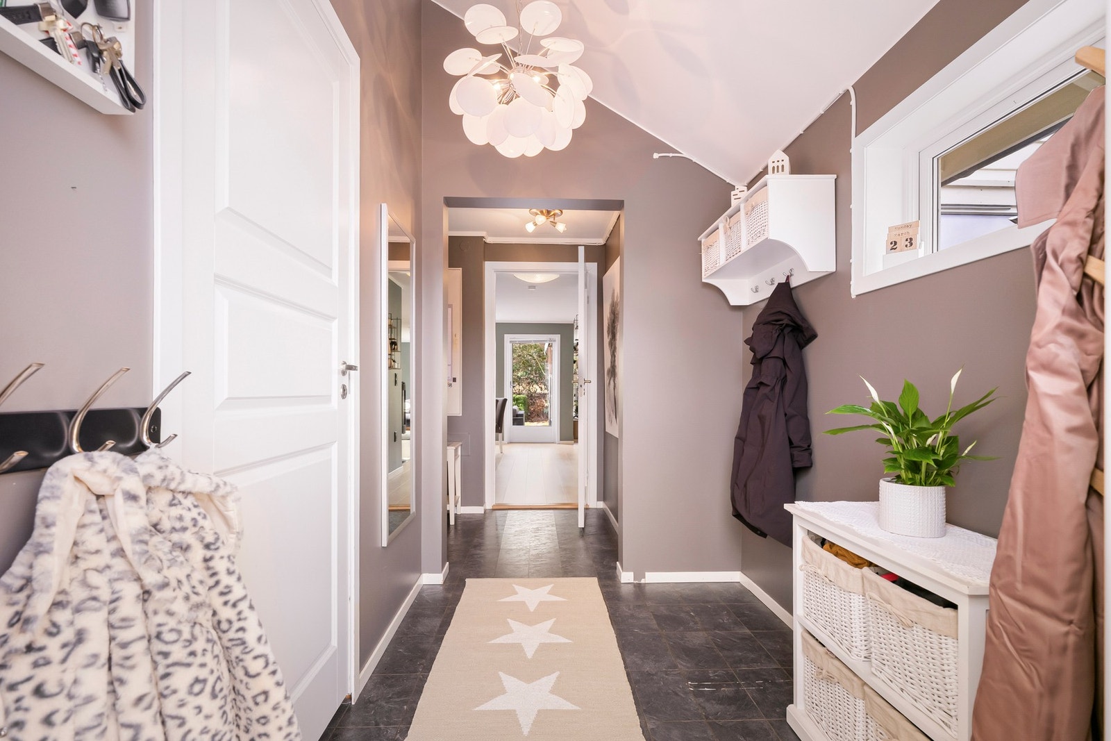 Boligen ønskes velkommen via en praktisk og innbydende entré. Galleribilde