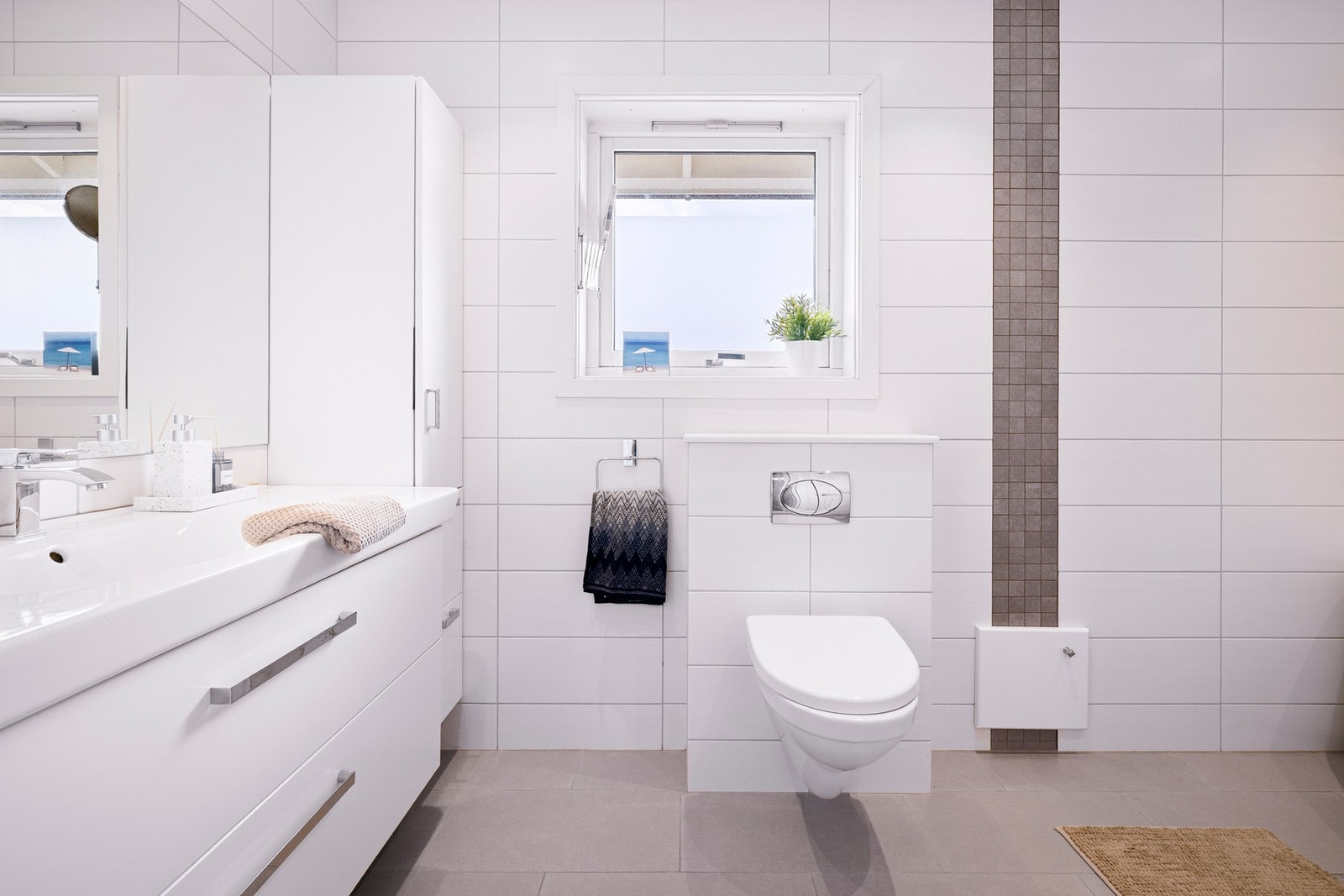 Badet i andre etasje er romslig og funksjonelt utformet med flislagte overflater og gulvvarme som gir god komfort i hverdagen Galleribilde