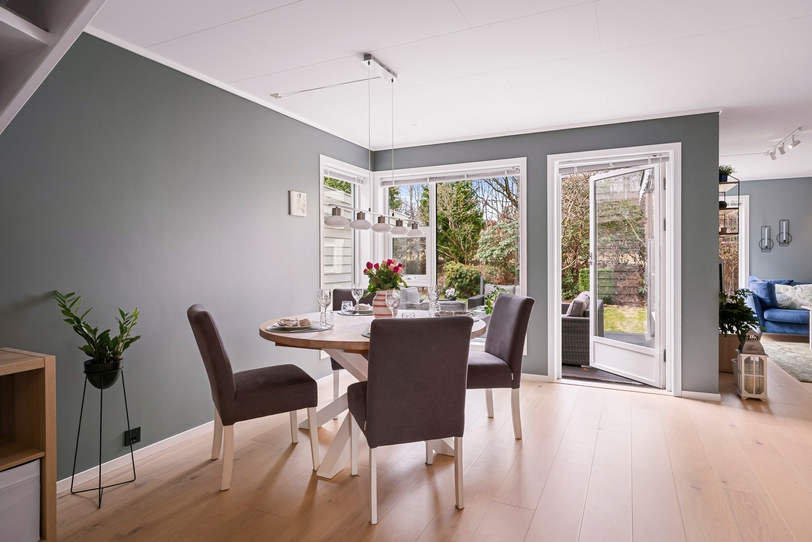 Her har du direkte utgang til terrassen og den flotte hagen. Galleribilde