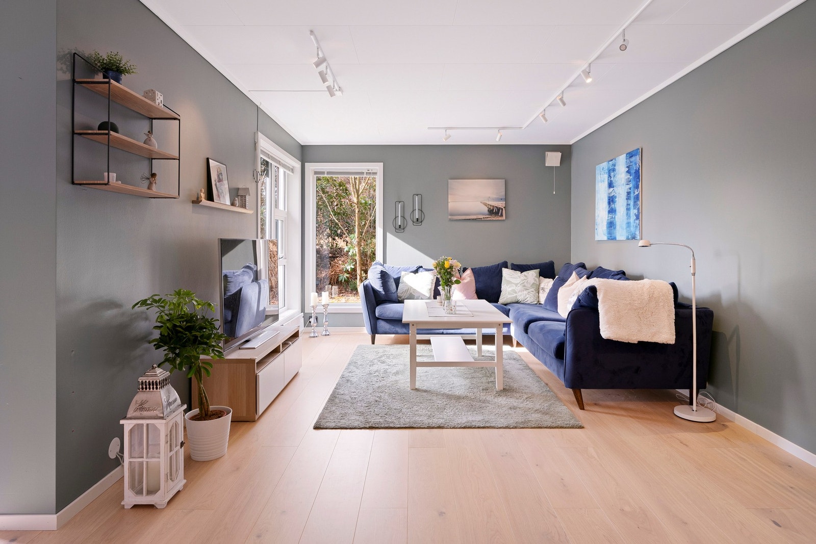 Stuen fremstår som lys og romslig med gode vindusflater som slipper inn rikelig med naturlig dagslys. Galleribilde