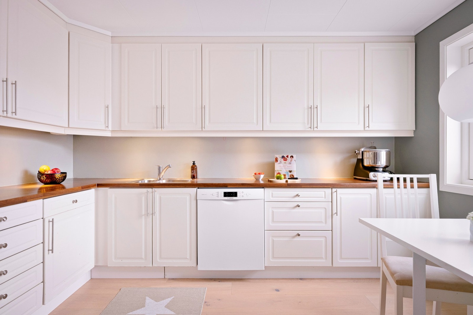 Innredningen har profilerte fronter og laminat benkeplate, og fremstår som praktisk og tidløs. Galleribilde