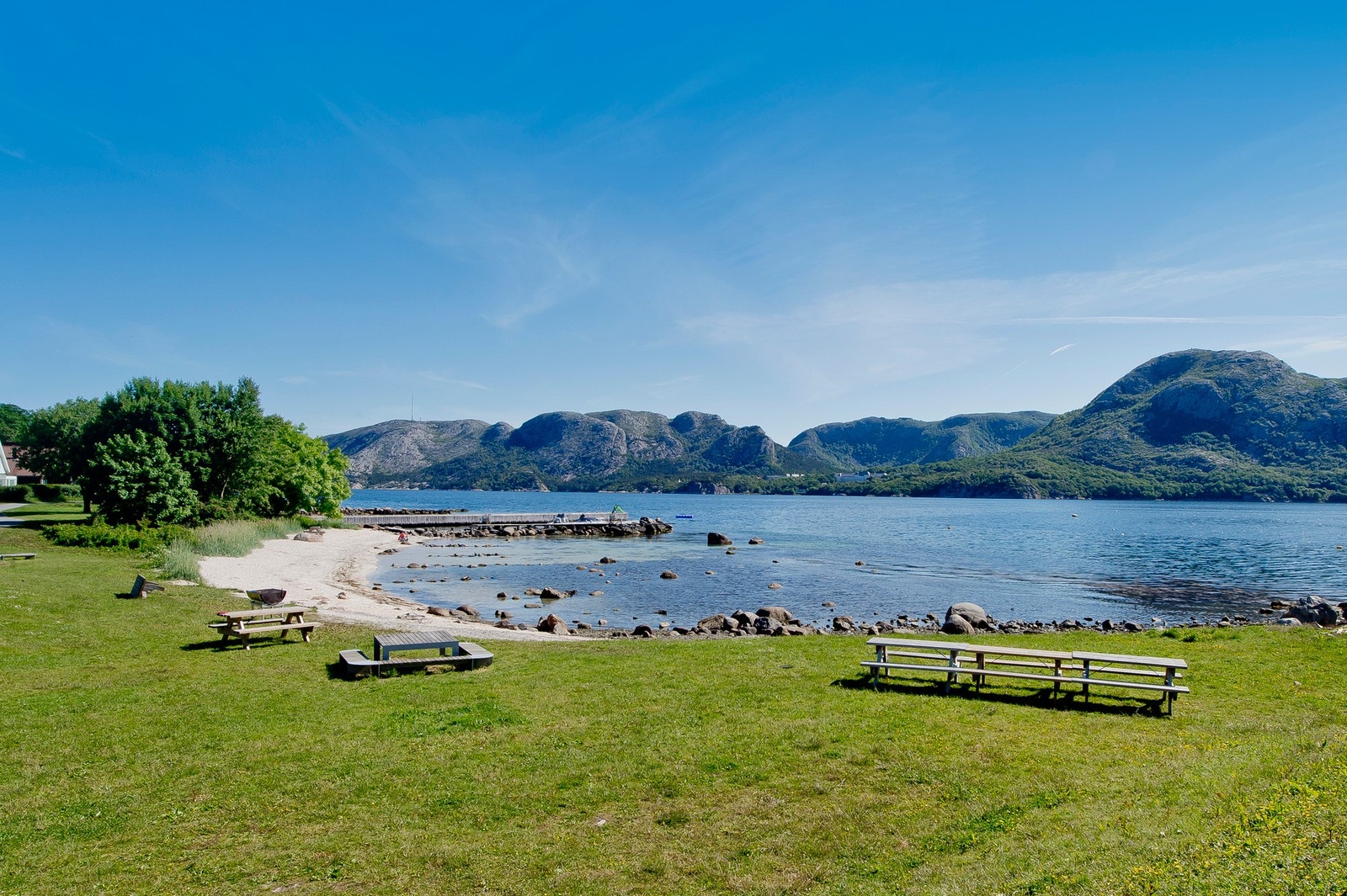 Her bor du kun få minutter fra sjøen, med svært kort vei til både strand og flotte badeplasser, og det er i tillegg mulighet for båtplass etter søknad gjennom vellet - en sjelden fordel i området. Galleribilde