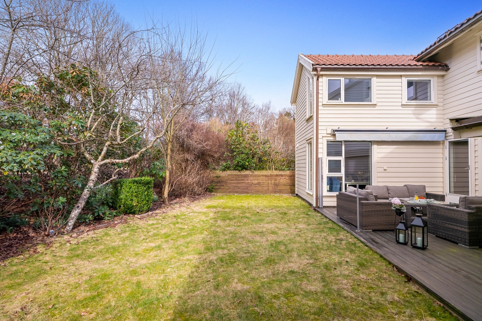 På baksiden finner man en skjermet hage med plen og markterrasse som vender mot grøntområde og tursti. Galleribilde