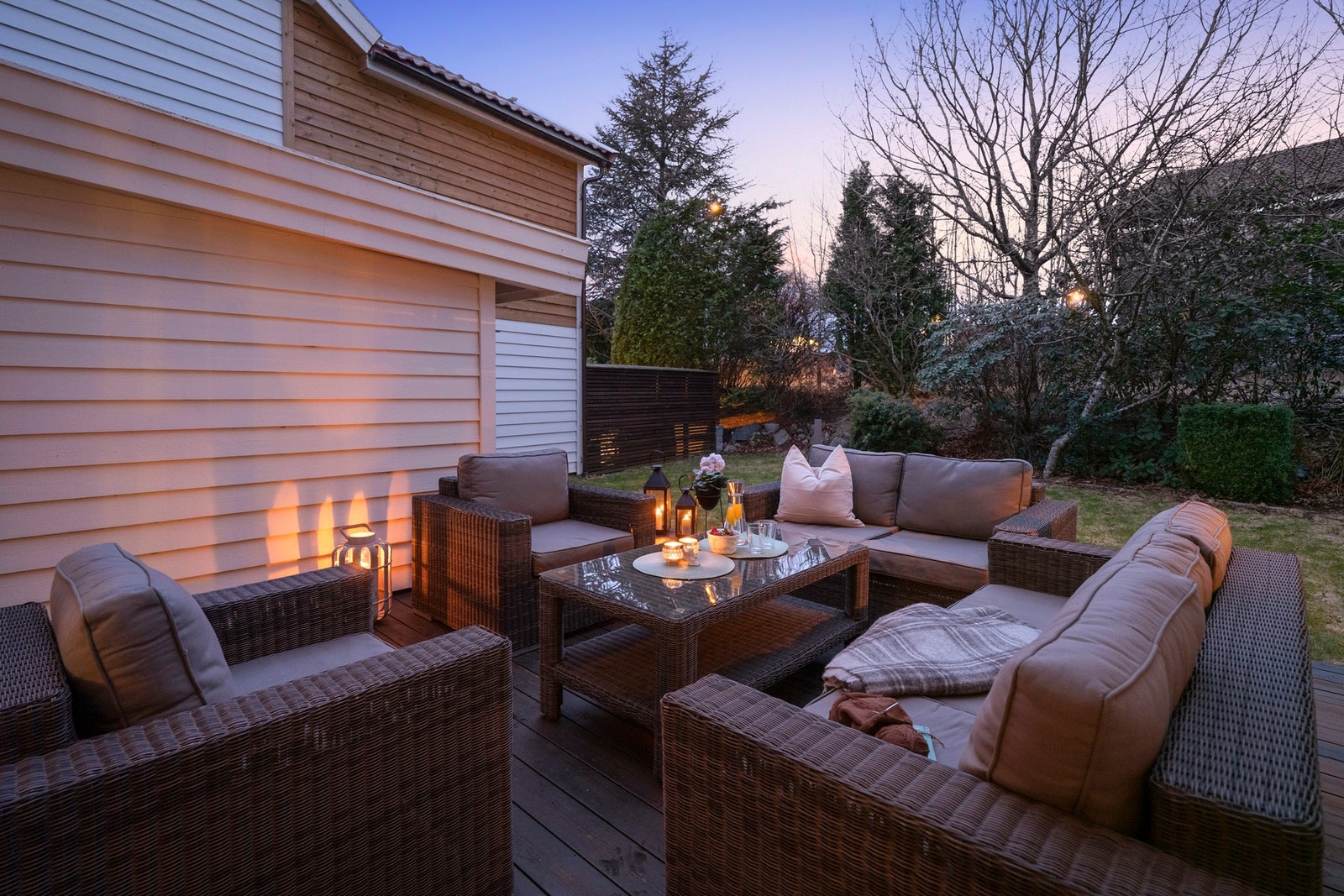 Boligen har en praktisk og familievennlig planløsning over to etasjer, med gode oppholdsrom og tre soverom samlet i boligens andre etasje. Galleribilde