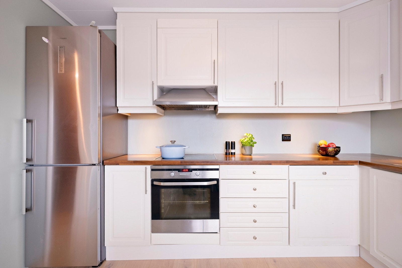 Kjøkkenet har en funksjonell og gjennomtenkt utforming med godt med skap- og benkeplass. Galleribilde