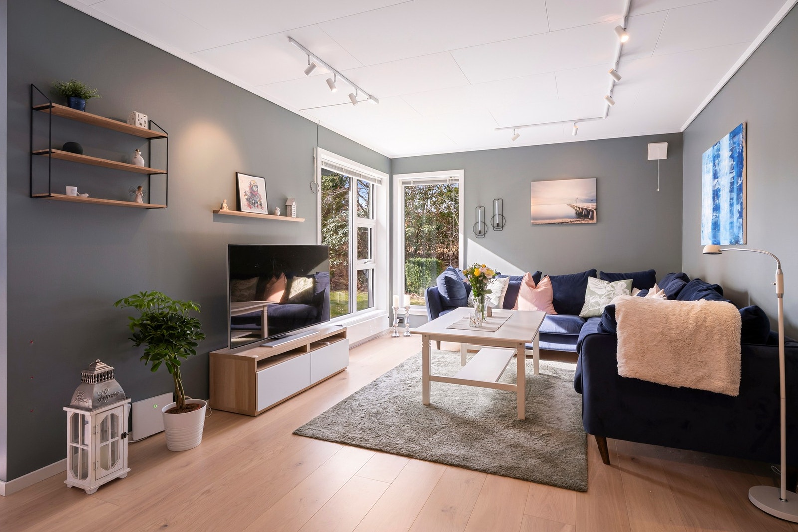 Rommet har god plass til både sofagruppe og spiseplass. Galleribilde