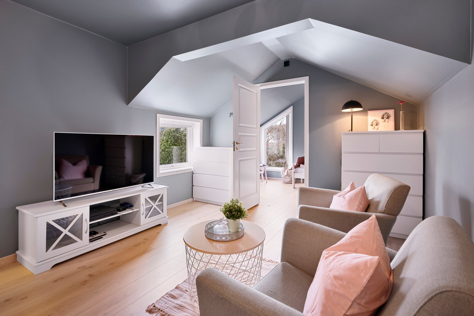 I boligens andre etasje finner man en flott stue som gir et ekstra oppholdsrom med flere bruksmuligheter. Galleribilde