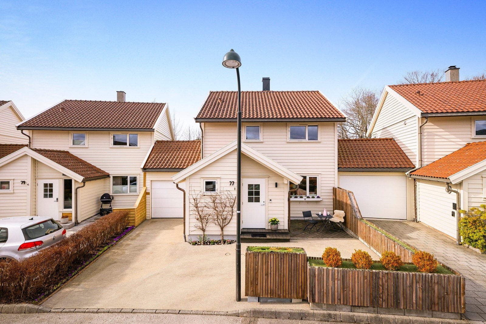 Parkering skjer på egen tomt samt i tilhørende garasje. Det er også montert El-bil lader. Galleribilde