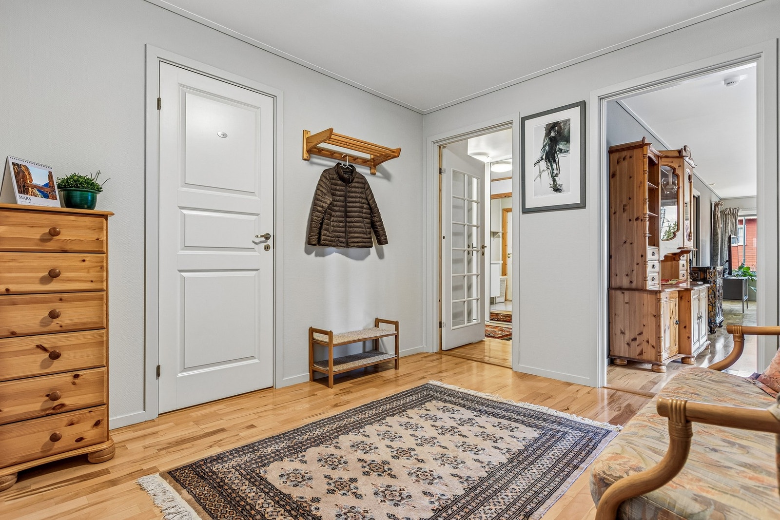 Innbydende inngangsparti med god plass til å henge fra seg sko og yttertøy. Her er det også tilgang til separat WC og til en stor bod. Galleribilde