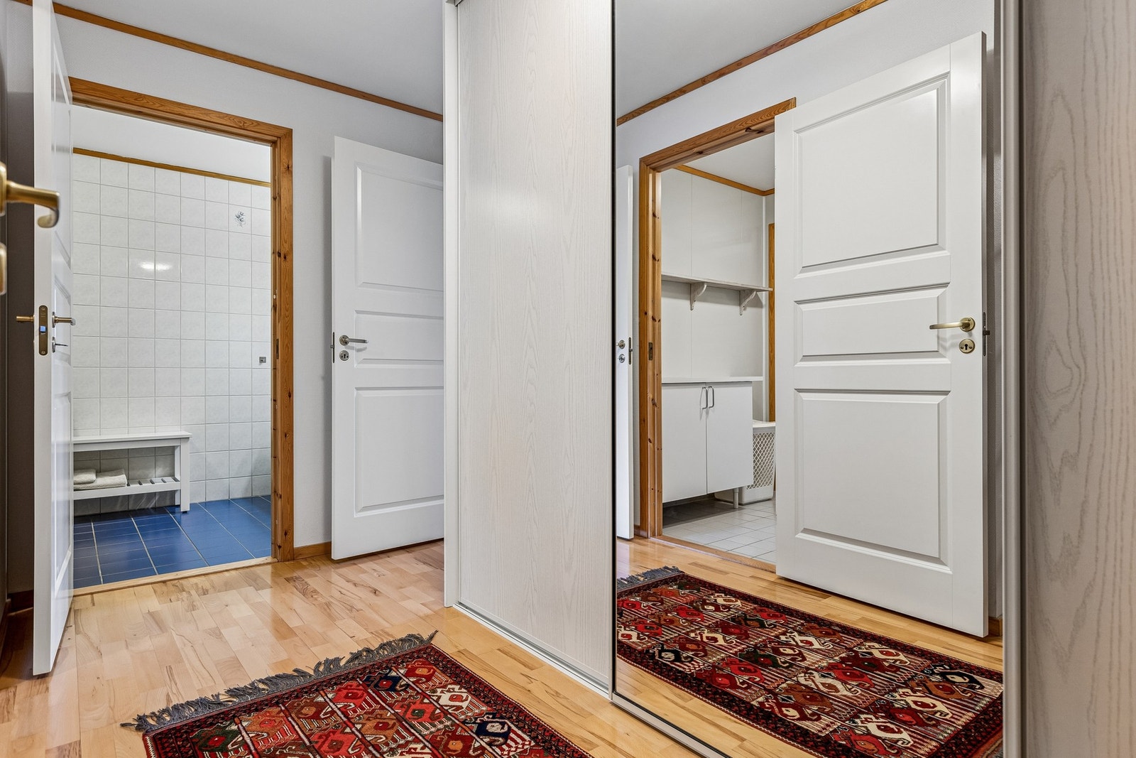 Entréen leder videre til gangen, som er utstyrt med en stor og pen skyvedørsgarderobe med speilfront. Gangen leder til soverom, badet, vaskerommet og bod. Galleribilde