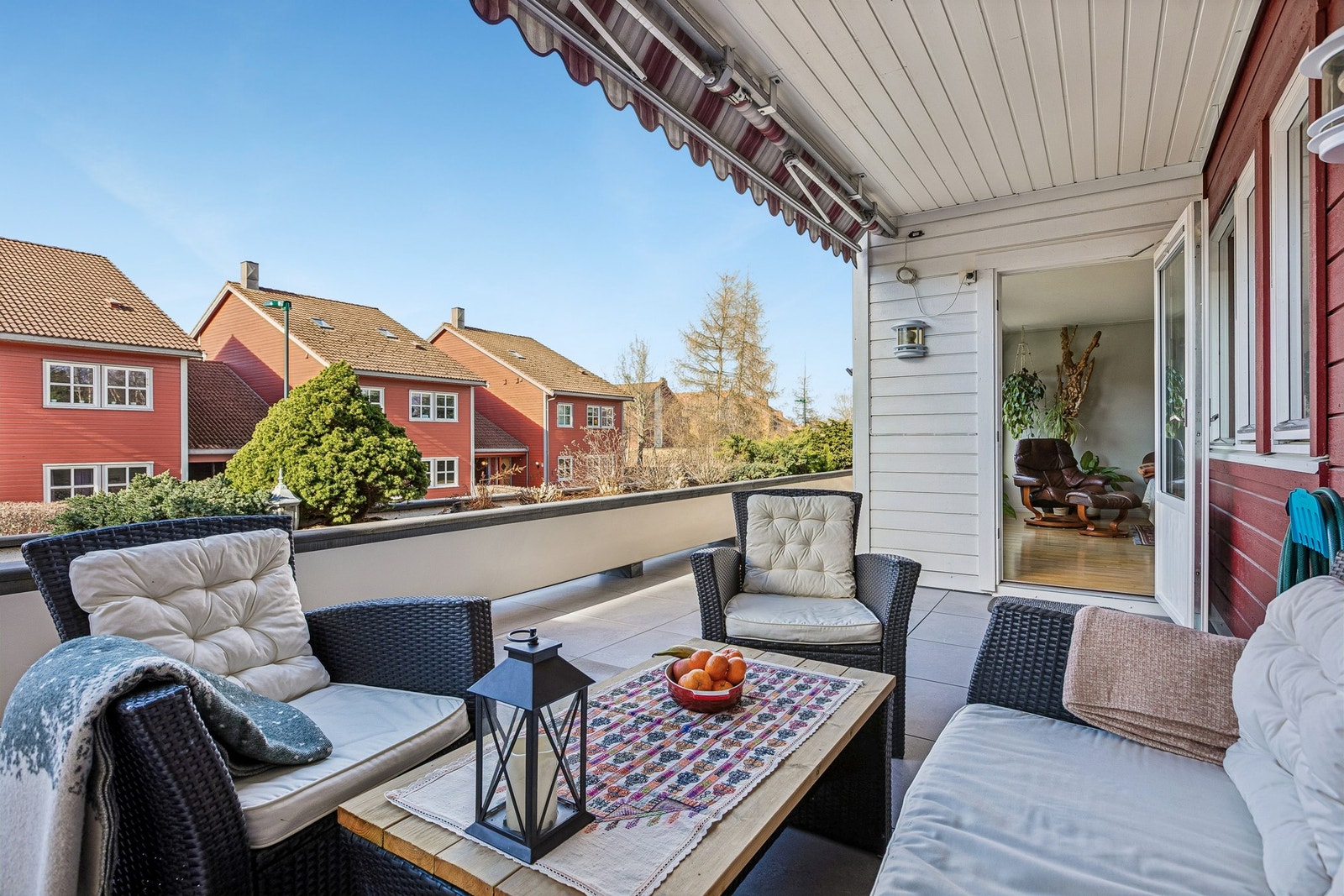 Nydelig og svært romslig terrasse på 23,7m². Terrassen er vendt mot vest og har av den grunn svært gode solforhold på sommerstid. Galleribilde