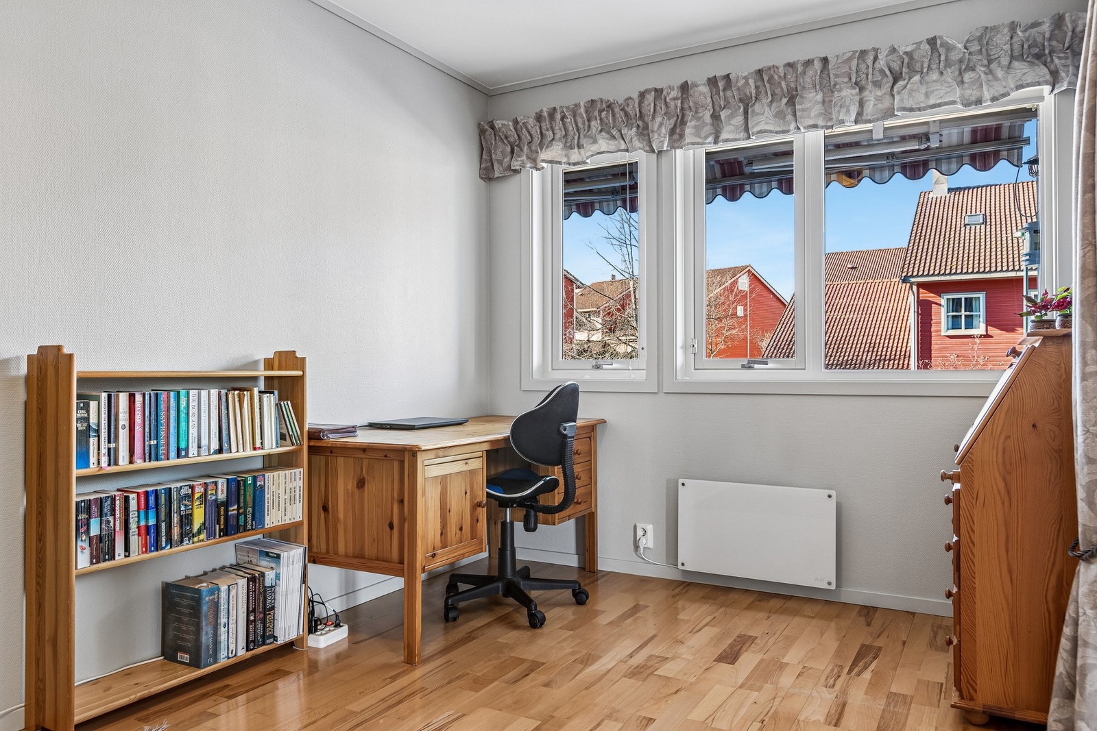 Soverom 2 er på 11,2m². Rommet ligger i tilknytting av stuen og kan fint benyttes som forlengelse av den. Galleribilde