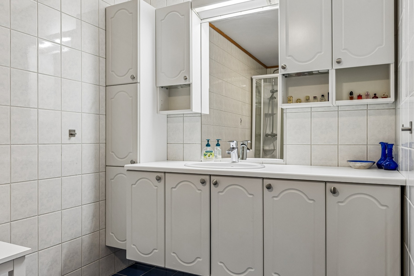 På badet er det også utstyrt med et stort servantskap med mange skuffer og skap, og et speil over. Galleribilde