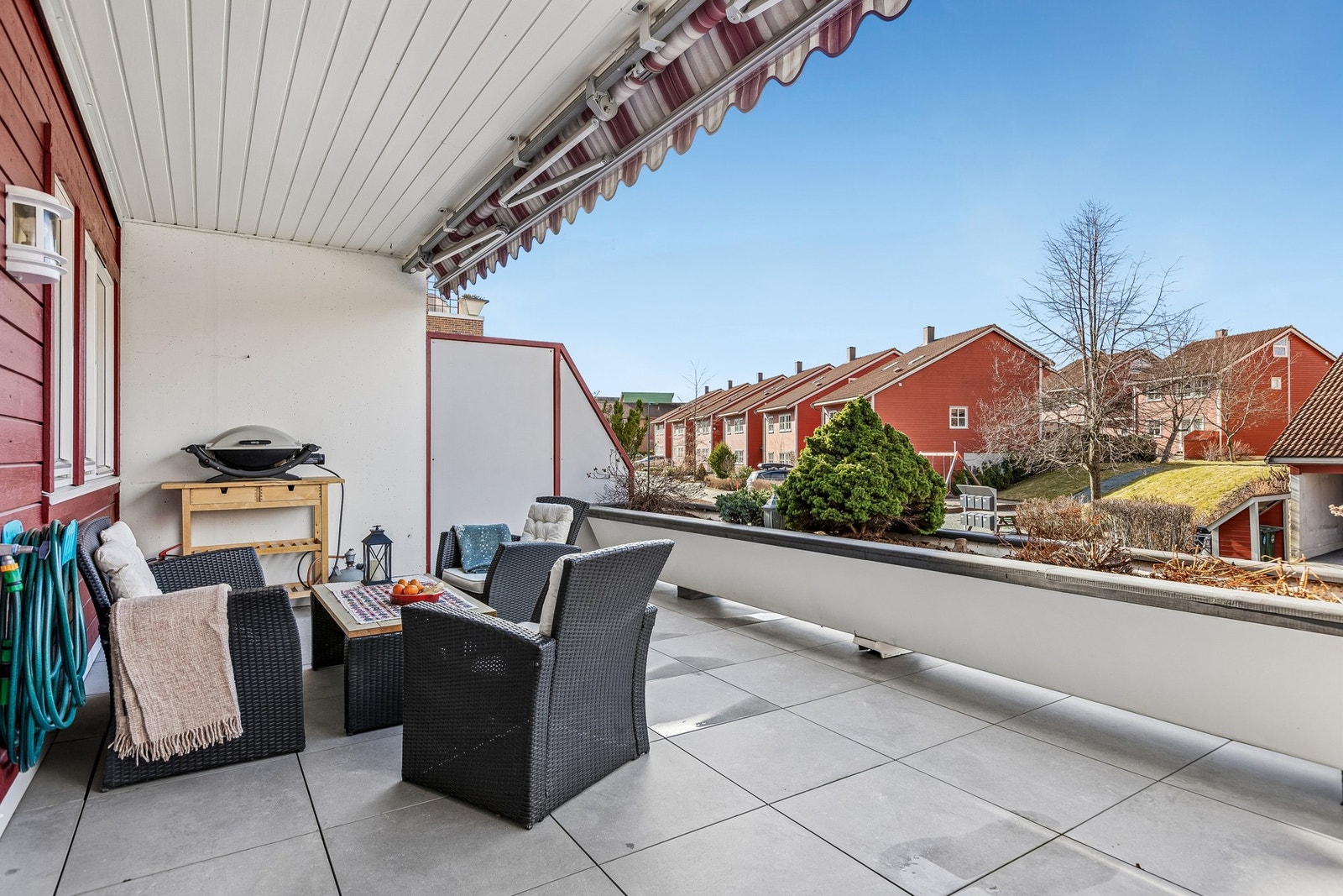 Her har du god plass til å etablere flere sittegrupper av forskjellig størrelse og annet etter ønske, som f.eks. en grill. Galleribilde