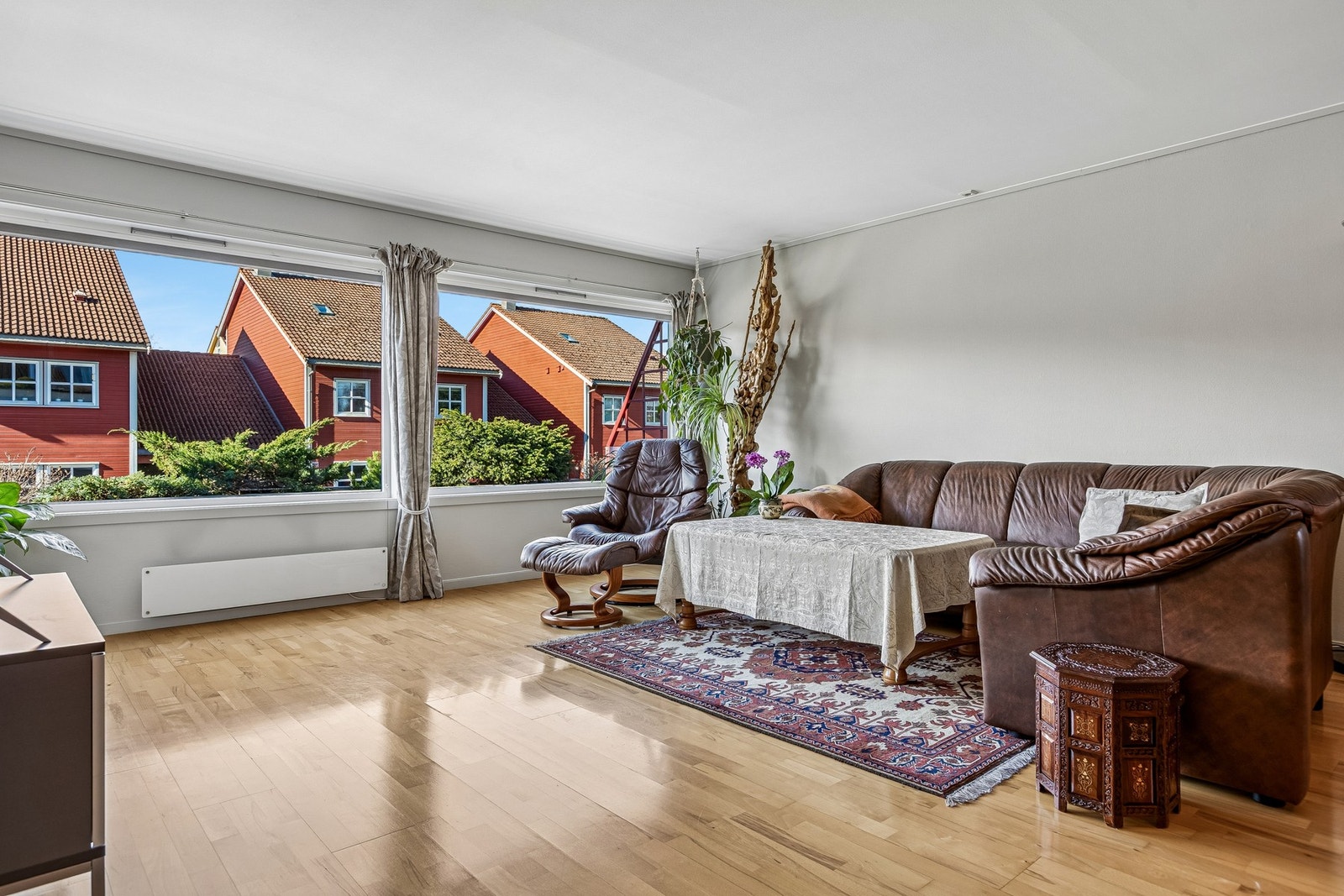 Felles for leiligheten, sett bort fra bad, bod og vaskerom, er parkett på gulv og moderne fargevalg på vegg. Galleribilde
