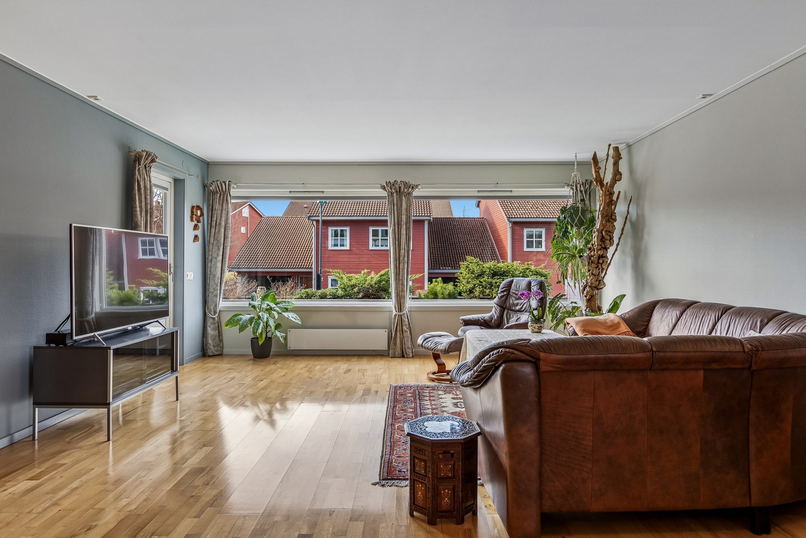 Her er det god plass til flere sittegrupper, stue- TV- og spisebord. Galleribilde