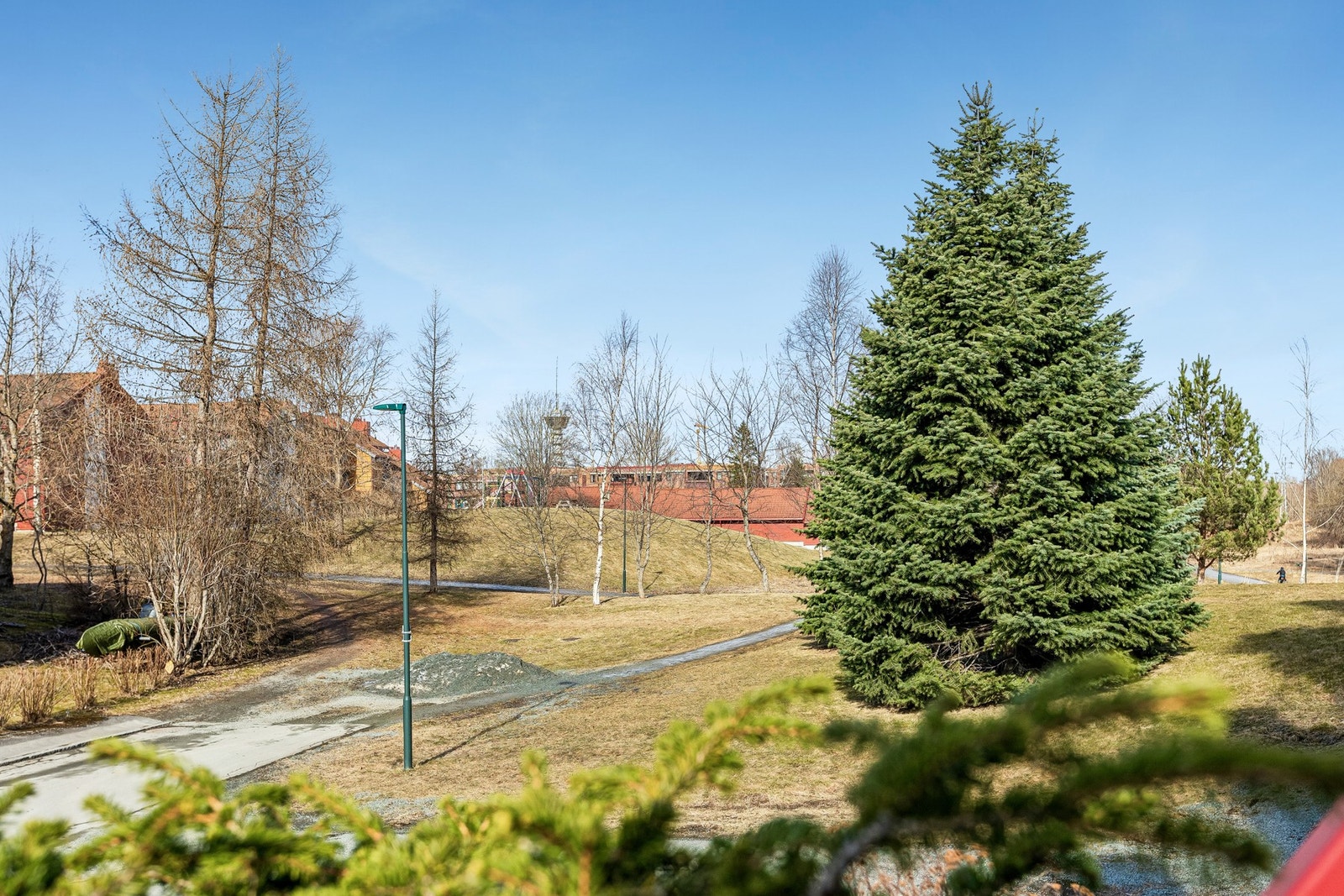 Leiligheten har en av de desidert beste beliggenhetene i feltet. Leiligheten ligger skjermet til innerst i blindvei. Omgitt av turstier, kort veg til dagligvarebutikk og et godt kollektivtilbud - dette er en leiligheten for den som ønsker mye plass, men s Galleribilde