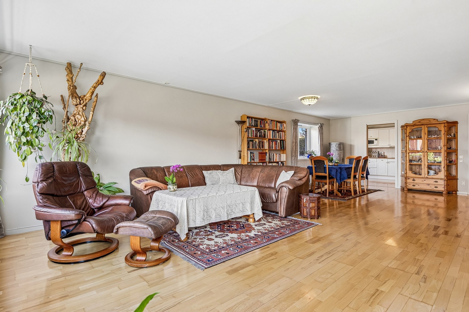 I leiligheten er det rikelig med oppbevaringsmuligheter i to store boder på 22,8m² og 6m², i tillegg til en tredje bod som er i kjelleren. Galleribilde
