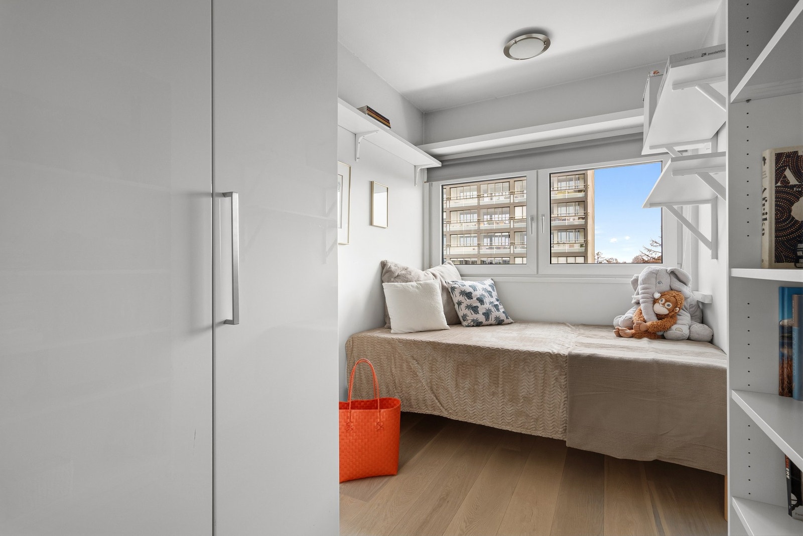 Soverom 2 med garderobe Galleribilde