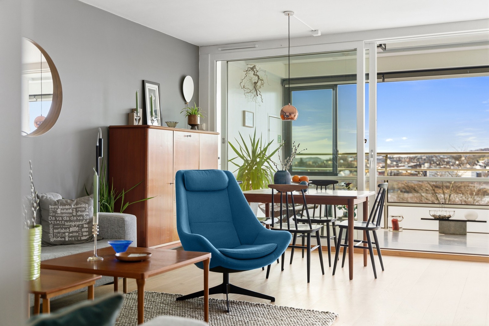 Ligger fint i høyden. Usjenert. Deilig, avslappet atmosfære. Galleribilde