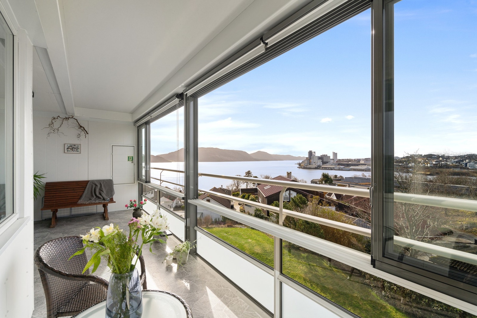 Innglasset balkong med skyvefelter. Nydelig sjøutsikt. Galleribilde