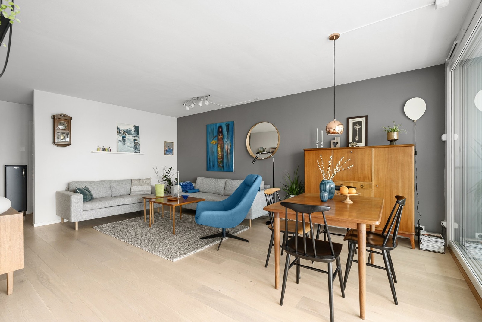 Flotte, enstavs parkettgulv. Glatte flater uten taklister. Galleribilde